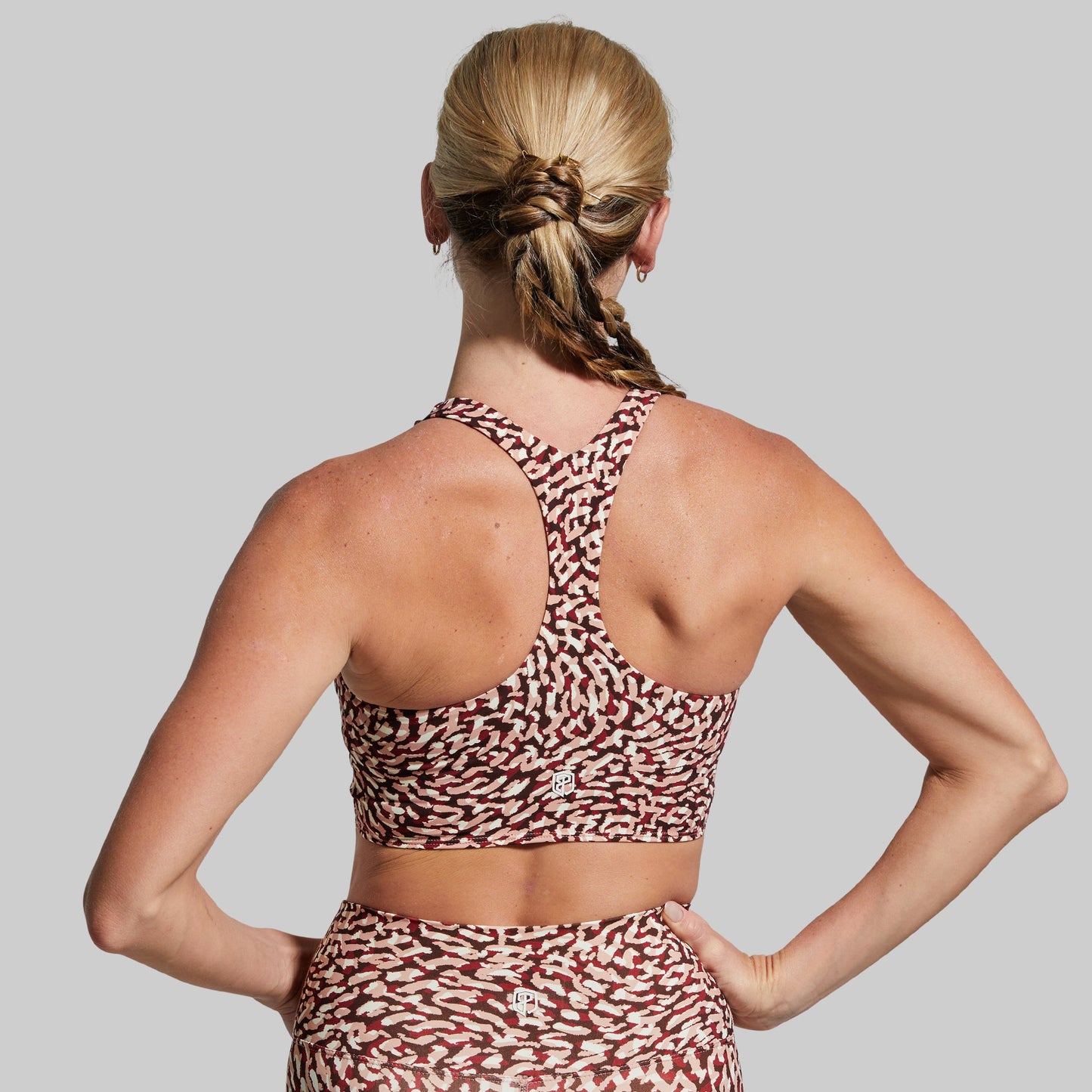 Women Synergy Cropped Sports Bra (Pebble)